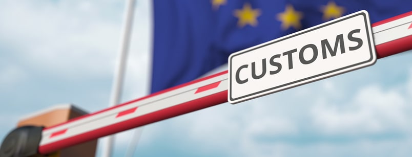 The image shows a customs border barrier as an illustration of the EU Customs Union